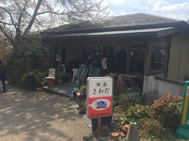 ステキな店構え、これは二階の入り口。坂道にあるからです。_さわだ