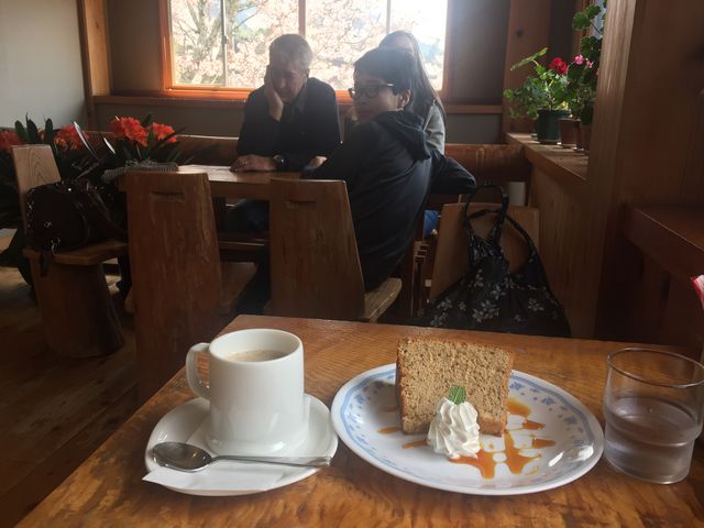 蕎麦の後は二階に上がりコーヒータイム、窓の外は桜満開なんです。わかるかな?_さわだ