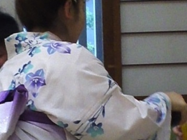 浴衣姿の芸者さん_吉野屋