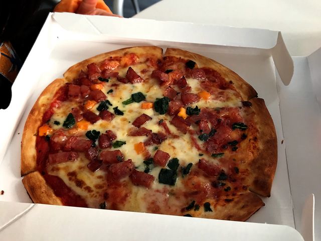 お腹が空いていたら、1人で食べられる量です。_パン・ギャラクティック・ピザ・ポート