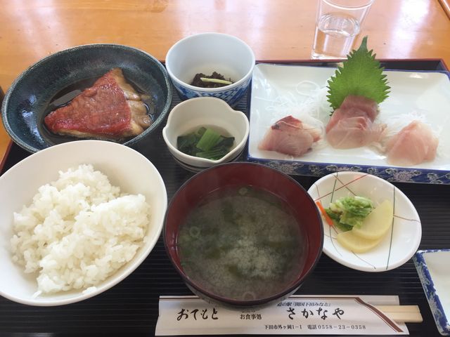 出来上がると名前で呼ばれるので、カウターまで取りにいきます‥外国の方だと名前呼ぶの大変そう_地魚食事処 さかなや