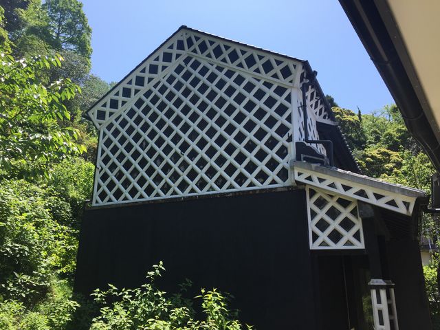 これがなまこ壁。この建物は澤村家の蔵。中の石の壁もすごいです。金持ちっていいですねー_旧澤村邸