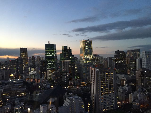 夕方から夜にかけてです。_カフェラトゥール