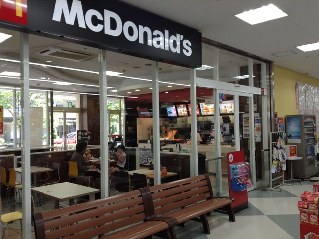 レジ脇内側店頭_マクドナルド新座与野フードセンター店