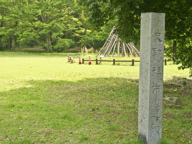 公園の雰囲気。奥に、消失して木組みだけ展示してある竪穴式住居があります。_福市遺跡公園
