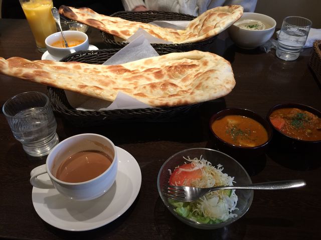 オススメの2種類カレーとチャイも美味しかった〜_インドの恵み