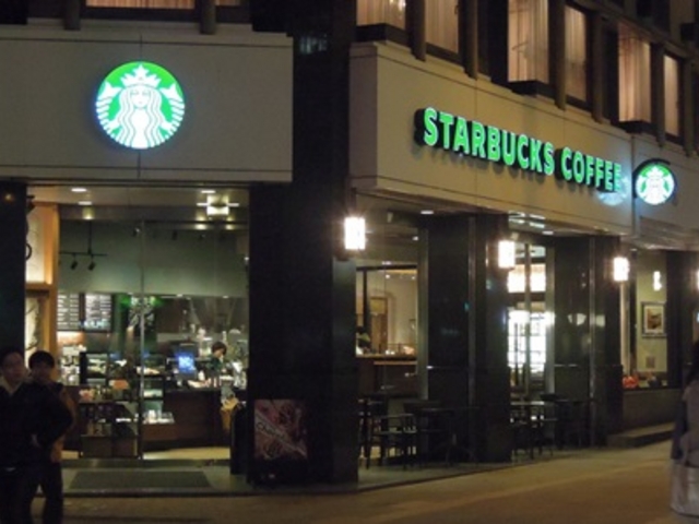 大通りに面したスタバ_スターバックス・コーヒー 松山いよてつ会館ビル店