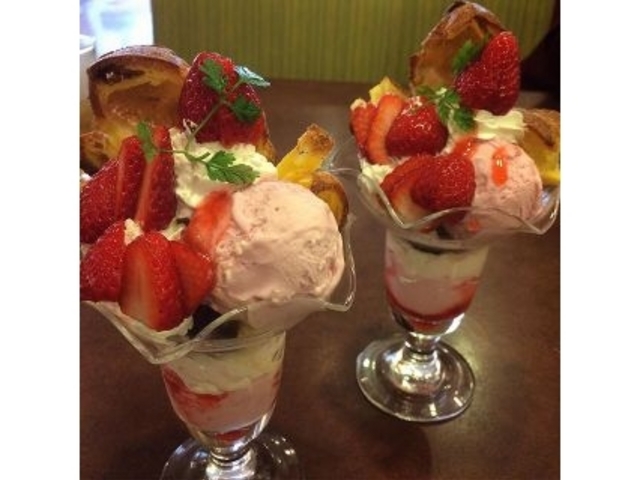 いちごのパフェが豪華でした!_ビッグボーイ 金沢もりの里店