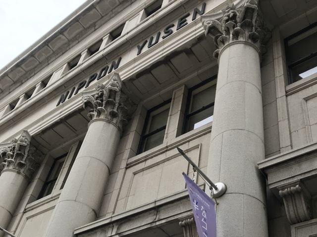 波をイメージした柱飾り_日本郵船歴史博物館