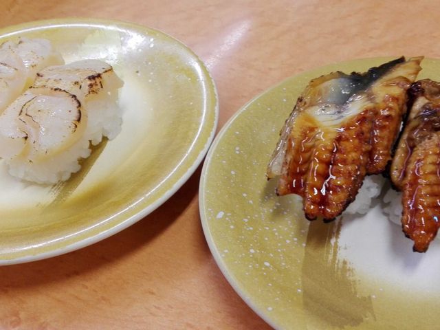 あぶりほたて貝柱180円/あぶり大うなぎ180円_すしバリュー