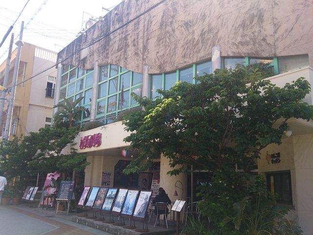 桜坂劇場の建物内にあります_さんご座キッチン