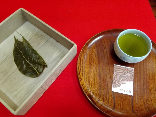 煎茶付き300円_長命寺 桜もち 山本や