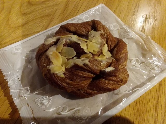 アーモンドロール 183円(税込)_金谷ホテルベーカリー 神橋店