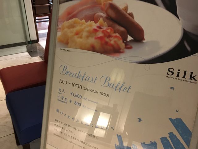 レストラン入り口の案内パネル_カフェ&レストラン シルク ホテルJALシティ関内 横浜