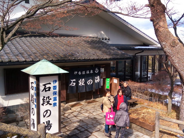 石段のすぐ脇_伊香保石段の湯