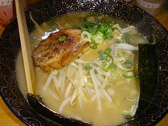 塩とんこつ大盛りで_豚骨ラーメン 三剣士