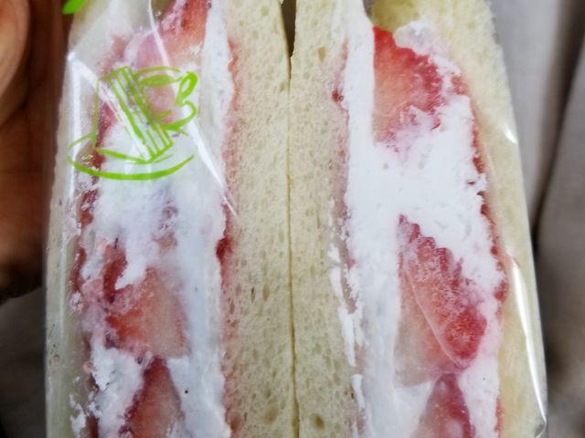 いちごと生クリームたっぷりのサンドイッチ_パンステージメリーズ