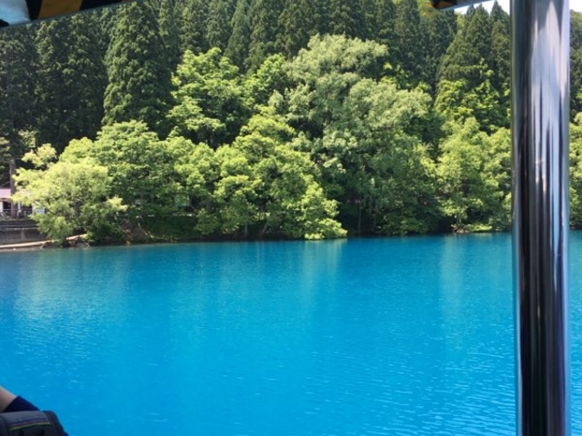 遊覧船から撮った景色です。湖面のブルーが綺麗です。_田沢湖遊覧船