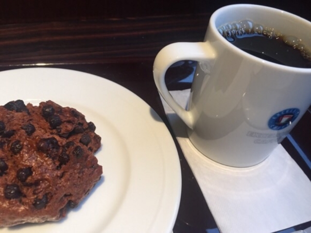 コーヒーとスコーンです。_エクセルシオールカフェ九段下店