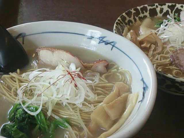 左:鶏白湯ラーメン
右:あごだしラーメン_そうげんラーメン
