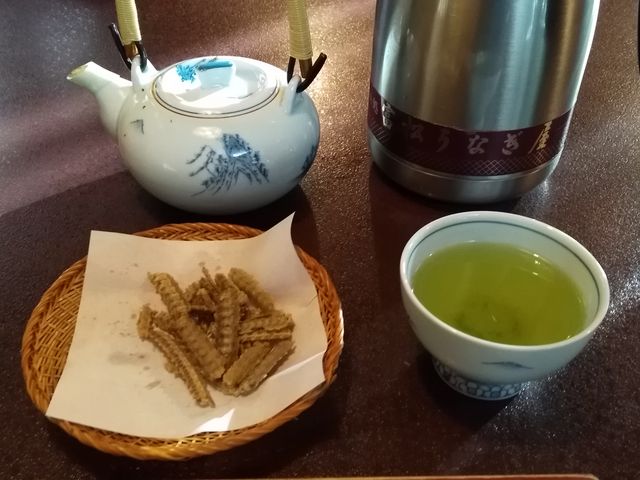 骨せんべいもついてます_荒木富松うなぎ屋