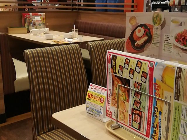 店内_ガスト 鳴海最中店