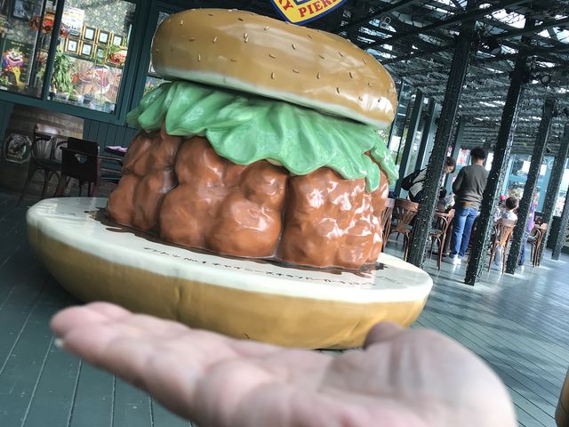 テラス席にあったオブジェ_ラッキーピエロ峠下総本店