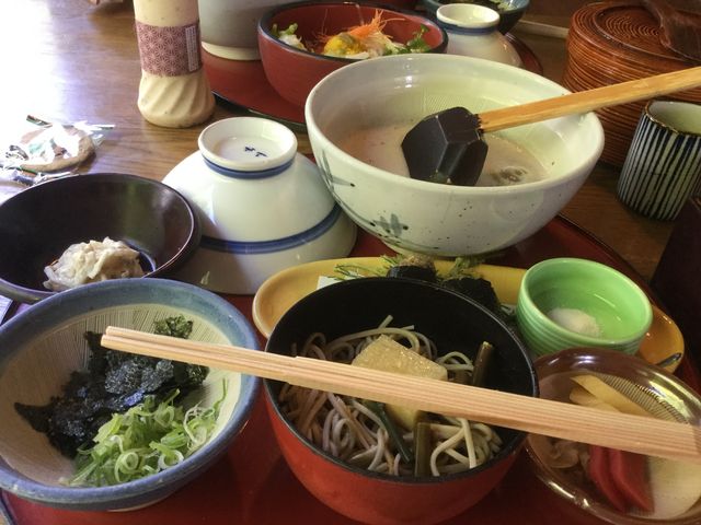 お蕎麦も自然薯入りで自然薯をかけて食べます。
こちらは自然薯揚げが付いていました。_じねんのむら 茶茶