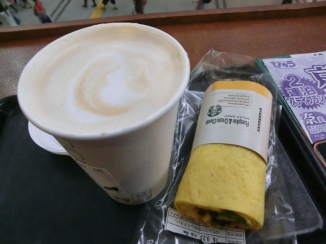 カフェオレとサラダラップ パンプキン&チーズ_スターバックス・コーヒー JR東海 品川駅店