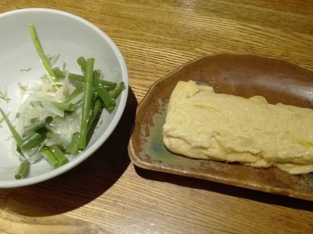 ふわふわの玉子とたまねぎサラダ_大衆食堂 てんぐ大ホール 津田沼店