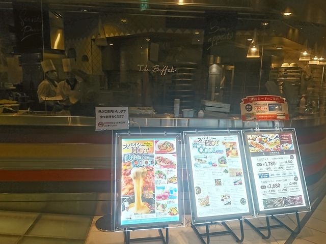 料理しているところが見えるのがいいですね。_ザ・ブッフェ