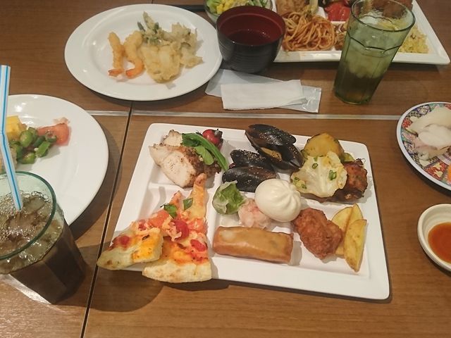 お寿司はネタを注文すると握ってもらえました。_ザ・ブッフェ