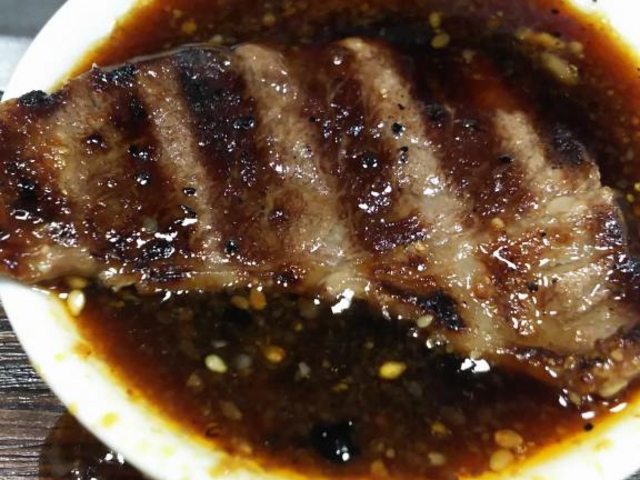 和牛ブリスケ。ロースとカルビの
間らしい。ロースの良さも、カルビの良さも、持ってなかった。_やきやき亭