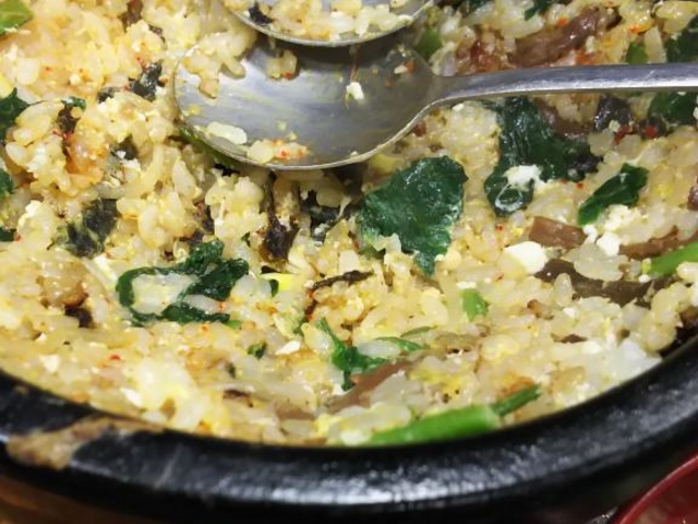 石焼ビビンパ。石に押し付けて焦げ目を増やそうとする作戦。ちと量が少ないかな?_やきやき亭