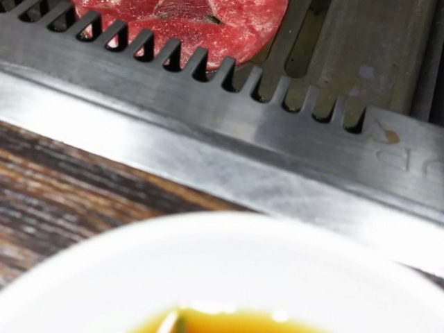 サーブされた段階でも凍っていたタン。ぽん酢で食べるのも珍しい。_やきやき亭
