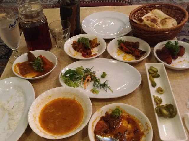 この後まだ数品でてきました。これで一人分です。(食べかけなので量はもっと多いです)_ZAKURO