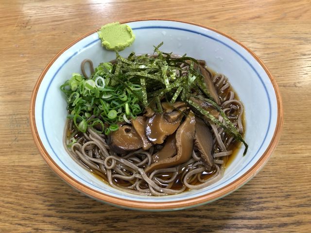 駅蕎麦2(冷やし椎茸そば500円)_駅蕎麦