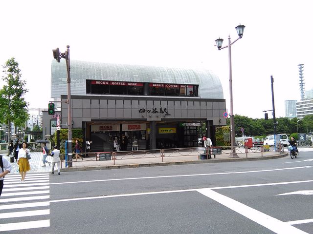 広場から見た四ツ谷駅舎_四ツ谷駅前広場