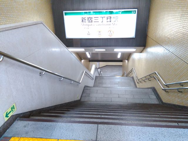 地上入り口から地下深くへ_東京メトロ副都心線 新宿三丁目駅