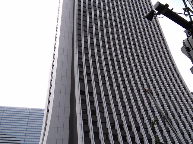 JR新宿駅側から見上げたビル_損保ジャパン本社ビル((旧安田火災ビル)