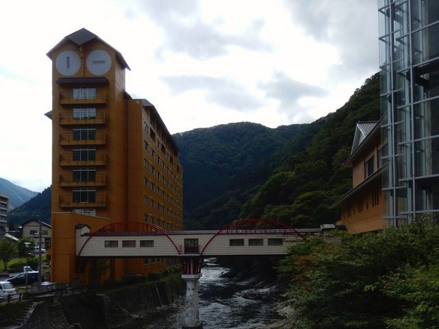 渓流沿いに立つホテル_四季彩り秋田づくし 湯瀬ホテル