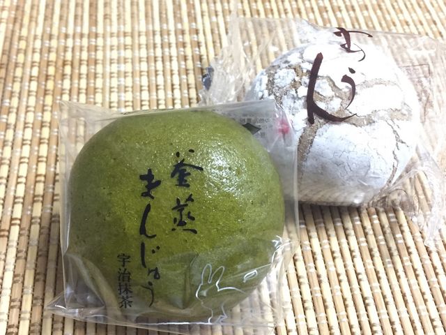 中に餡子が入っています_菓子工房 釜なりや