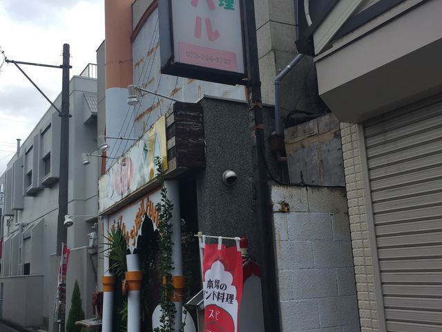 結構目立つ店構えです_スビ・マハル 稲野店