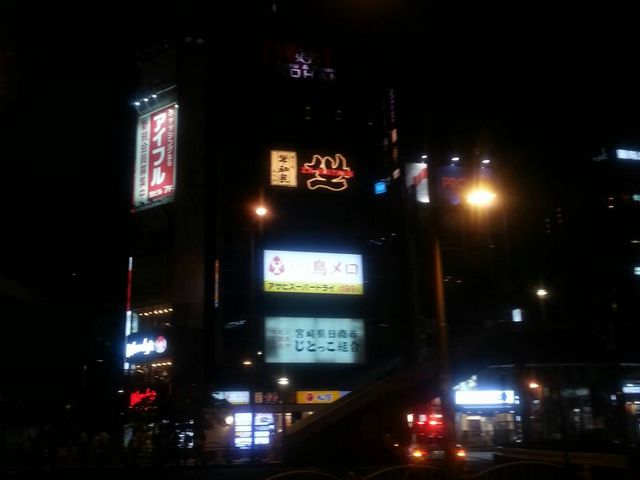 浅草口のバス停の周りにも飲み屋があちこち_JR上野駅