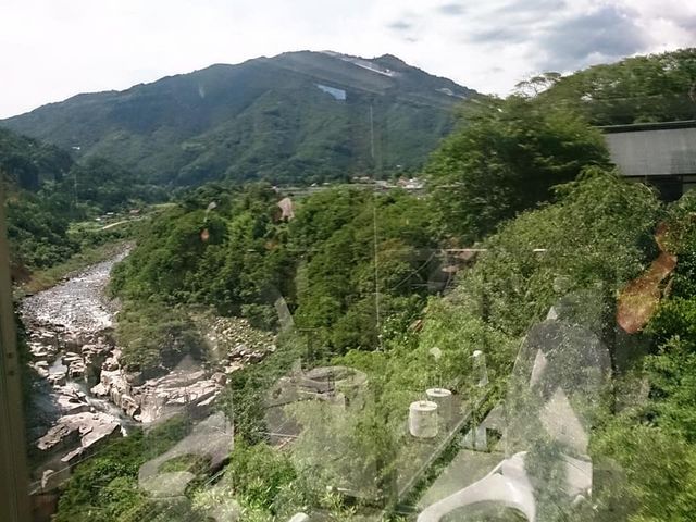座った正面はこんな風景が見えます_ねざめ亭