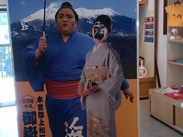 名古屋場所で優勝した御嶽海と写真撮影 こちらも女性専用ですね_ねざめ亭