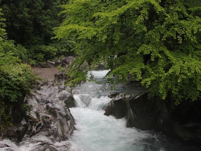 岩も美しい。_憾満ガ淵