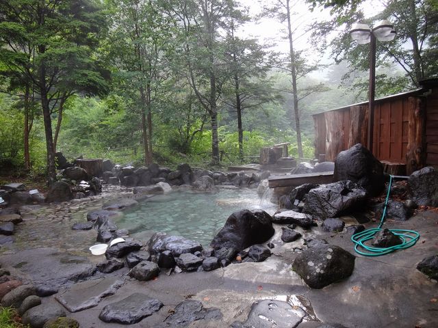 木々に囲まれた露天風呂。_平家平温泉 御宿こまゆみの里