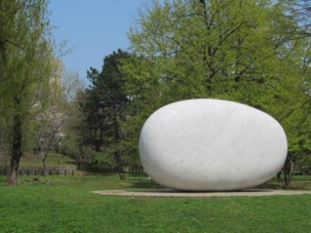 巨大なモニュメントがありました。_中島公園