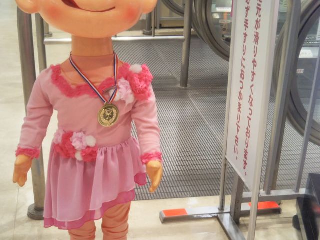 『スケーター姿のペコちゃん』。_不二家 イオン東雲店(FUJIYA)